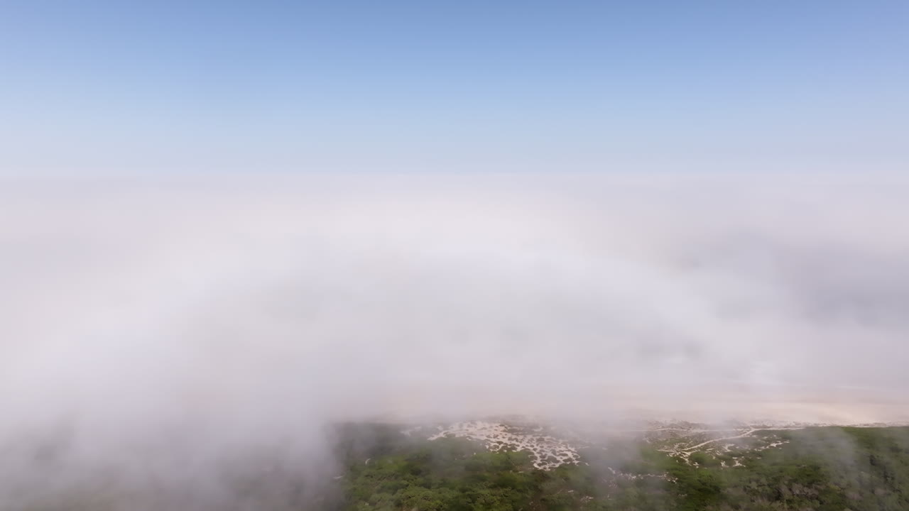 해안 풍경 위 의 안개 의 공중 사진