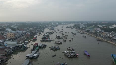 Boote-Drängen-Sich-Auf-Dem-Grey-River-Auf-Dem-Schwimmenden-Markt-Cai-Rang-In-Can-Tho,-Vietnam