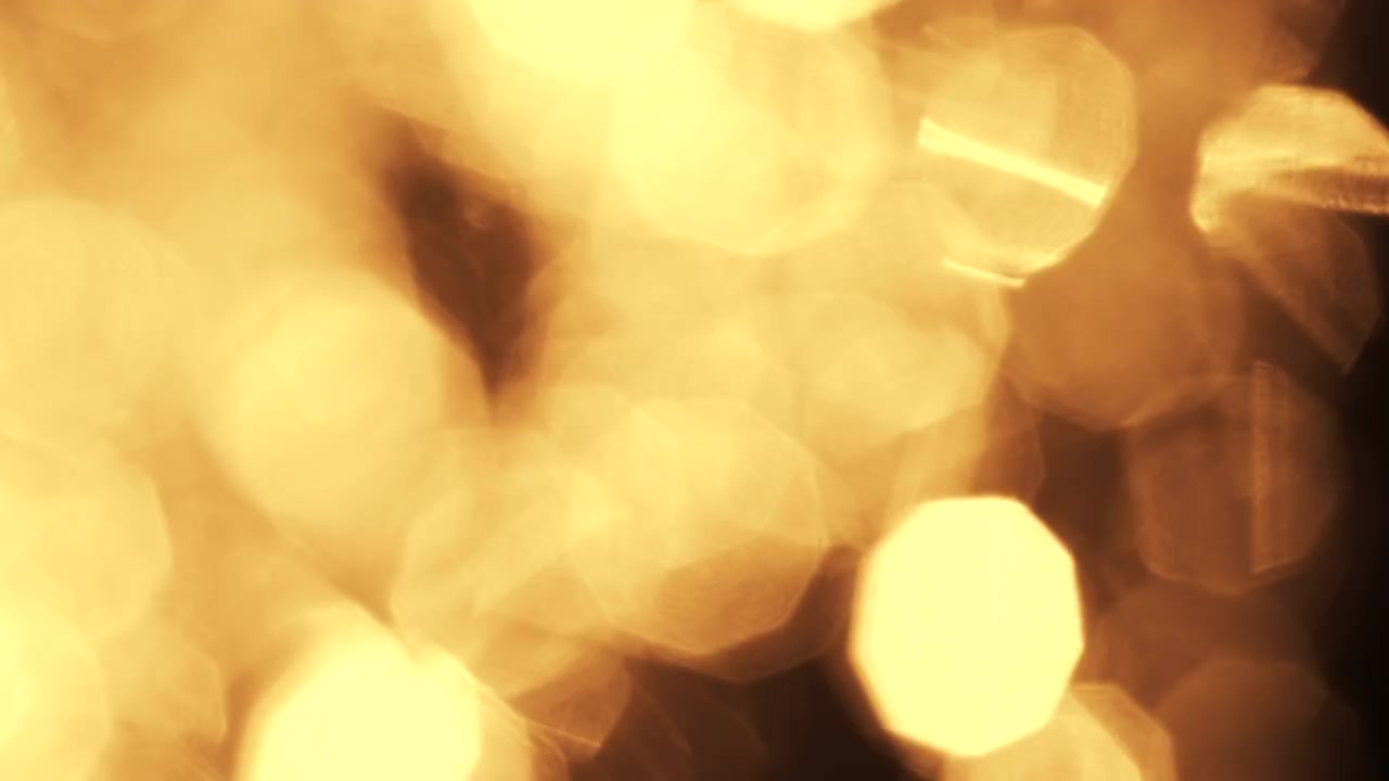 Efeito Bokeh de Luz Dourada em Fundo Escuro