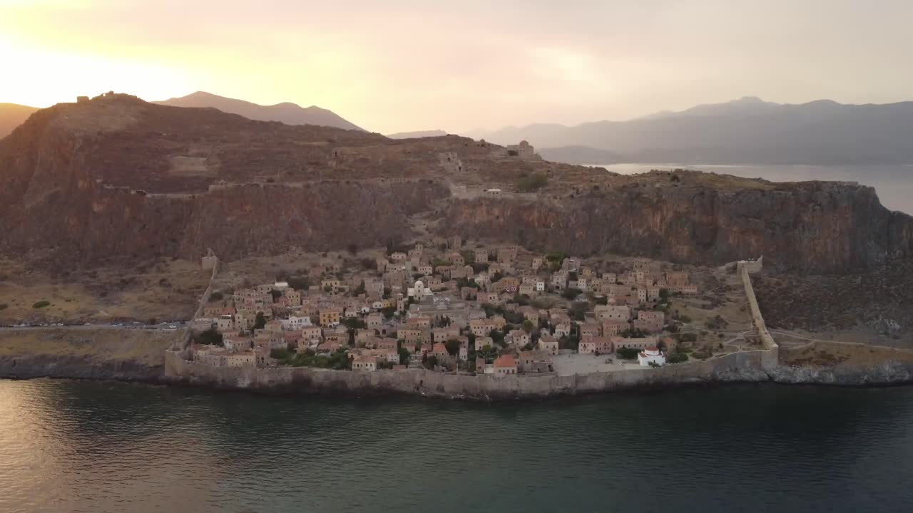 disparo de drones, acercándose a monemvasia, ciudad fortaleza