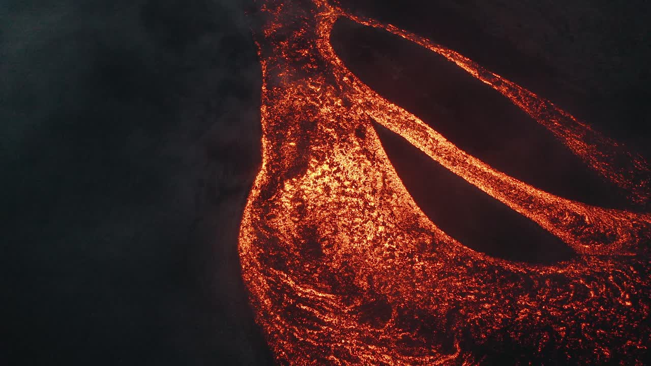 Ripresa aerea con drone, fiumi di lava dall'eruzione del vulcano Pacaya in Guatemala