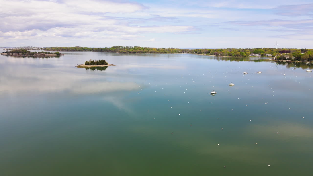 toma aérea sobre el puerto de hingham en massachusetts, drone estático