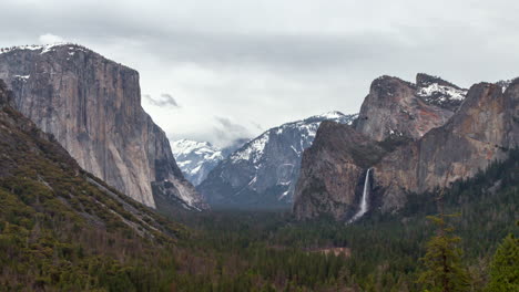 Bridalveil-Cae-Desde-La-Vista-Del-Túnel-En-El-Parque-Nacional-De-Yosemite,-California,-Estados-Unidos