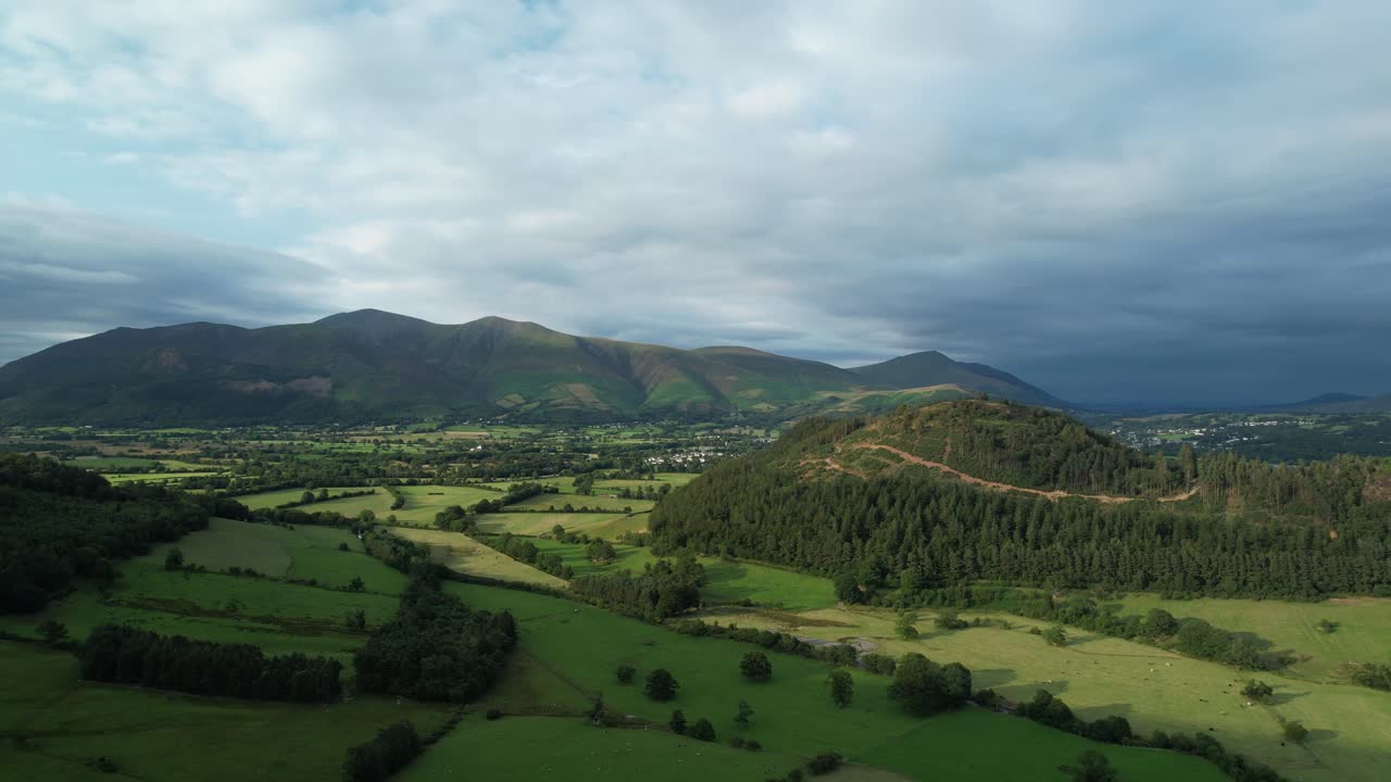 vista aérea desde el valle de newlands hasta skiddaw y blencathra, cumbria, reino unido