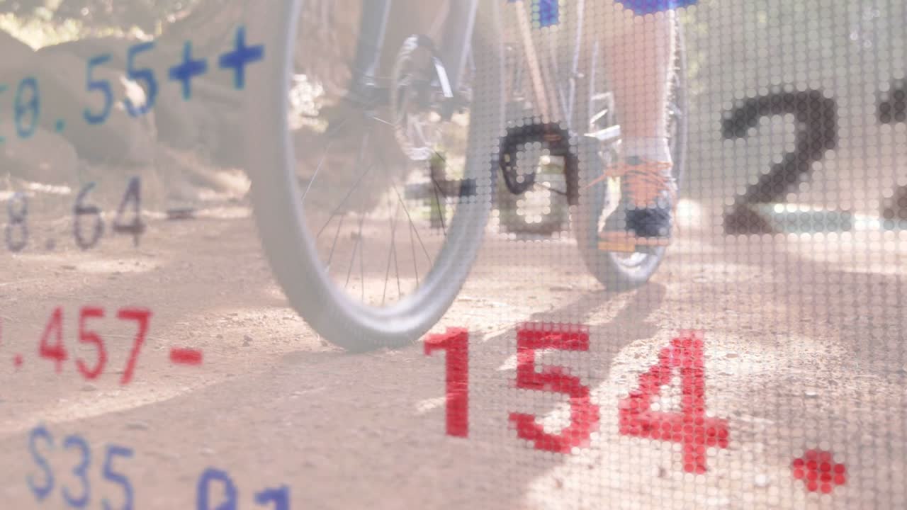 Cyklista šlape po sluncem zalité stezce, vjíždí do záběru a projíždí blikajícími finančními ukazateli ¥ $ €.