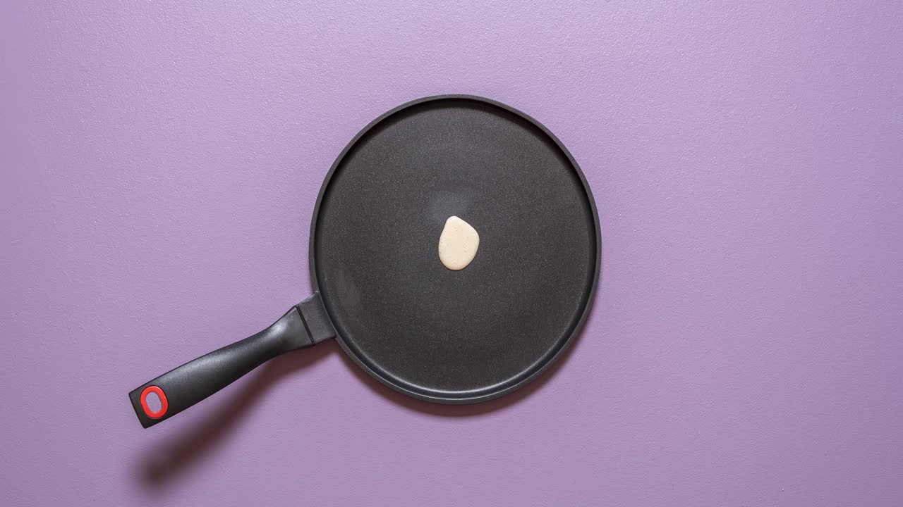 프랑스 크레프는 단계별로 만들어집니다. 은 팬케이크를 는 것.