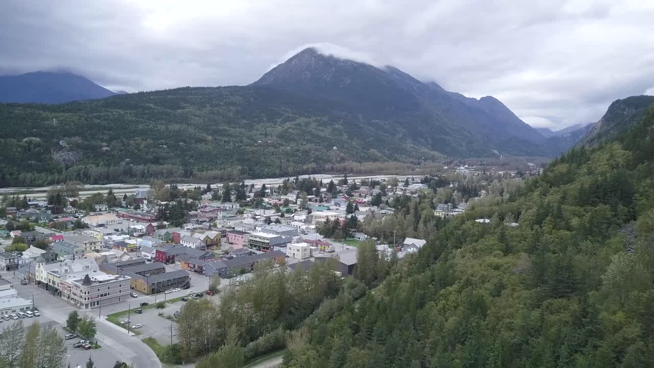 skagway, ak, aéreo, orientado al norte rastreando a la izquierda de la montaña