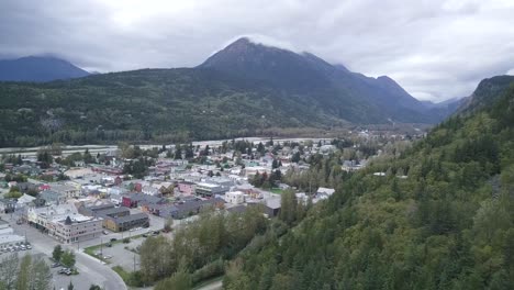 skagway, ak, aérien, face au nord suivi à gauche de la montagne