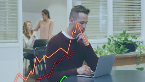 animación del procesamiento de datos sobre un hombre de negocios caucásico que usa una computadora portátil