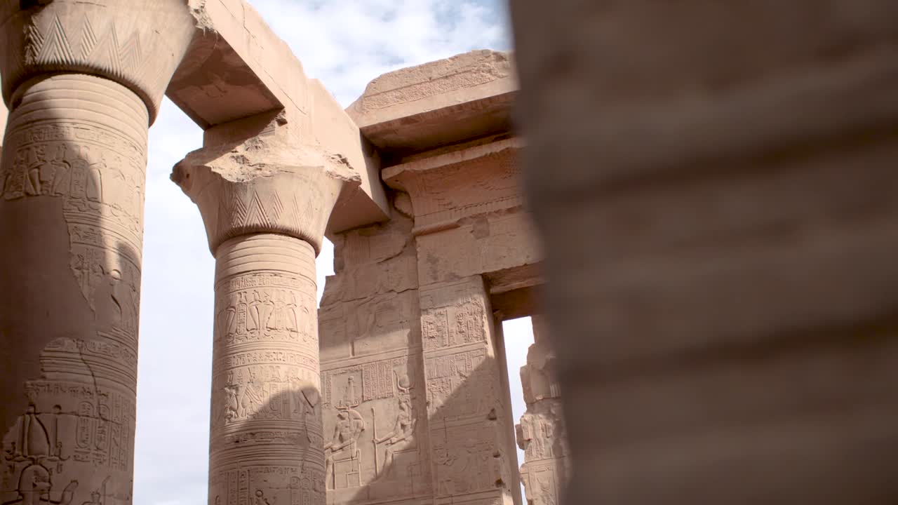 columnas y paredes llenas de jeroglíficos en el antiguo templo de kom ombo, egipto