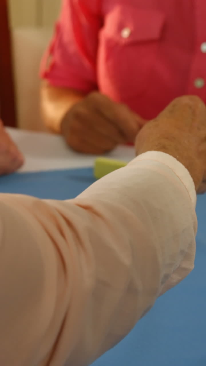 도미노를 치는 고위 친구들의 중간 섹션