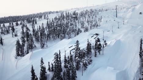 Drohnenschuss-Fliegt-über-Skigebiet-In-Lappland-Mit-Pisten-Und-Sessellift