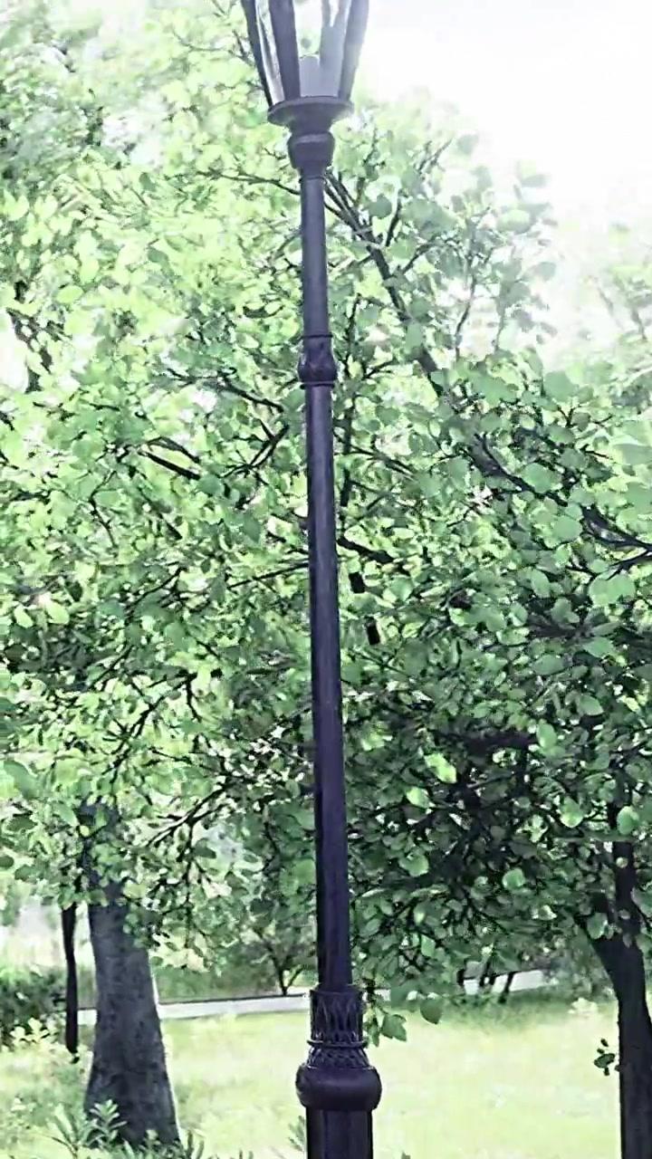 Tiang lampu taman di bawah pepohonan hijau di bawah sinar matahari terang di siang hari.