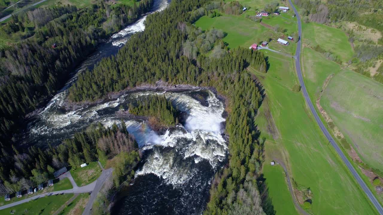 jamtland의 서쪽에 있는 ristafallet 폭포는 스웨덴에서 가장 아름다운 폭포 중 하나로 등록되어 있습니다.