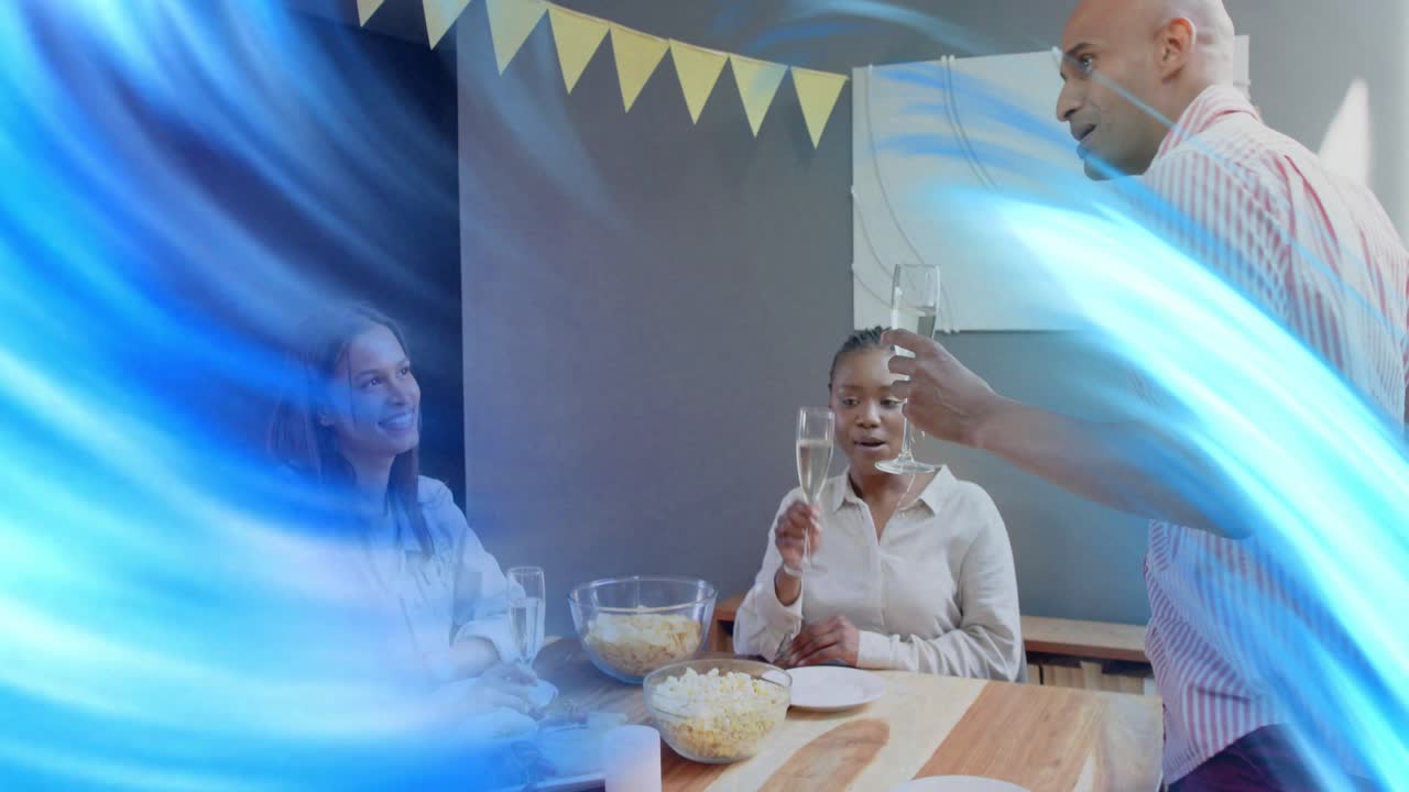 Gruppe deler middag ved arrangement, tale leder den rigtige mand på vej op, skål, blå stribe skjuler ansigter