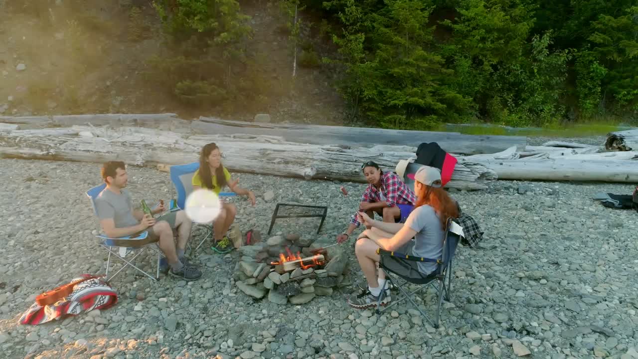 캠핑에 있는 사람들에 대한 연결 네트워크와 아이콘의 애니메이션