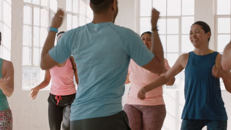 Instructor-De-Clase-De-Baile-Entrenando-A-Un-Grupo-De-Personas-Multirraciales-Bailando-Practicando-Movimientos-De-Coreografía-Divirtiéndose-En-El-Gimnasio-Disfrutando-De-Un-Estilo-De-Vida-Activo-Y-Saludable