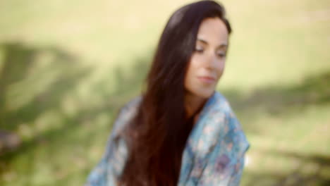 Mujer-Atractiva-En-La-Playa-Mirando-A-La-Cámara