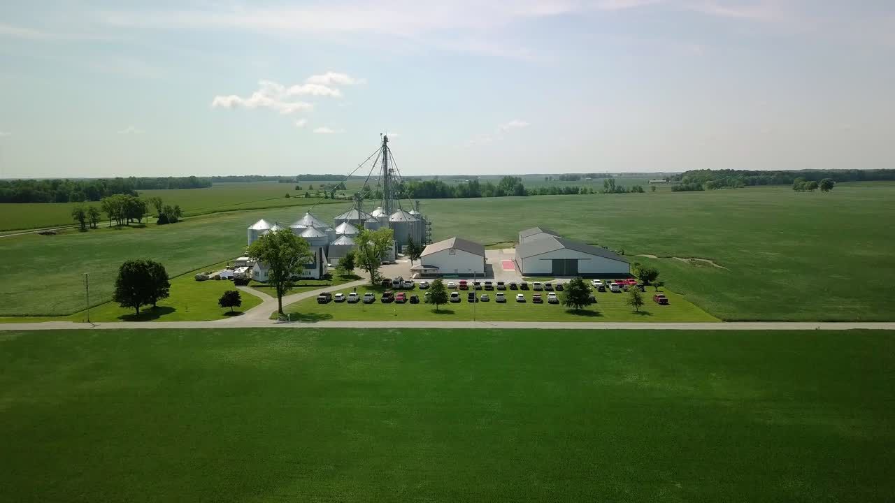 Luftfoto, der daler ned mod en landbrugsejendom med kornsiloer i Arcadia, Indianas landbrugslandskab