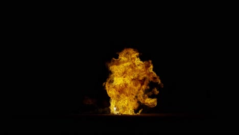 Gran-Explosión-De-Fuego-Chispas-En-El-Suelo--60-Fps-desde-La-Parte-Inferior-De-La-Pantalla,-Fondo-Negro,-Superposición-Transparente-Con-Mate-Alfa,-Video-Con-Efecto-De-Gran-Explosión-Escombros-Inflamados-Que-Caen-Al-Lugar-De-Ignición