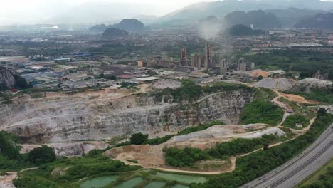 drones aéreos vuelan alrededor de la operación activa de cantera de piedra caliza y el sitio de producción, destruyendo la naturaleza en los retornos de recursos naturales con fines económicos, en ipoh, estado de perak, malasia, sudeste asiático