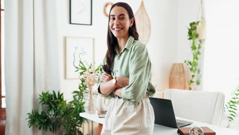 mujer trabajando desde casa, retrato sonriente
