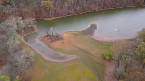 Aerial-shot-of-a-flock-of-pelicans-at-Fort-Donelson