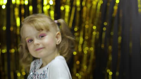 Niño-Bailando,-Disfrutando-De-La-Música,-Moviéndose-En-Una-Dinámica-Danza-Ganadora.-Niña-De-4-A-5-Años-Con-Camiseta-Brillante