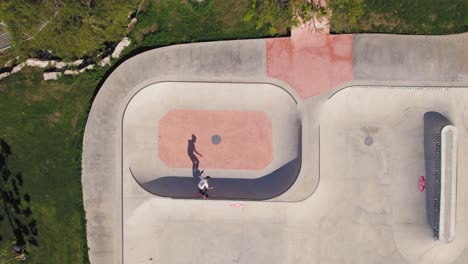 Uy-Patinando-En-El-Tazón---Gran-Parque-De-Patinaje-Con-Césped-Y-árboles-Alrededor---Vista-De-Arriba-Hacia-Abajo