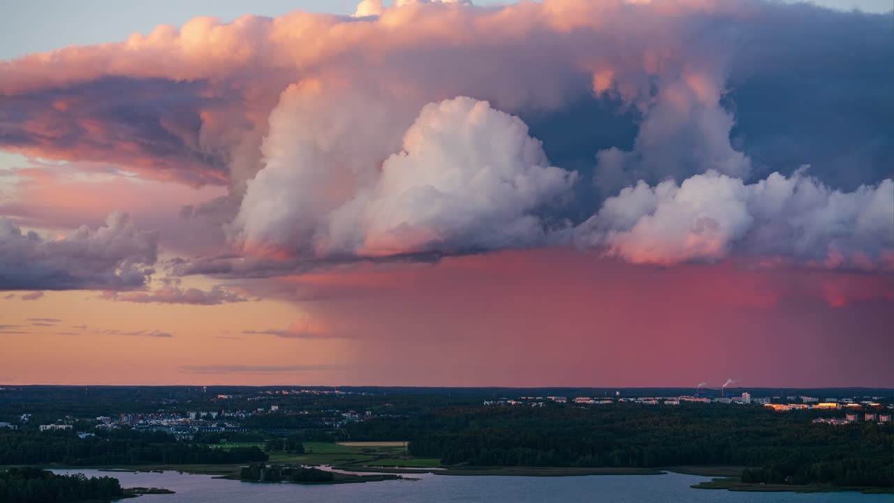el lapso de tiempo de las nubes de tormenta rodando sobre un colorido cielo de puesta de sol en viikki, helsinki