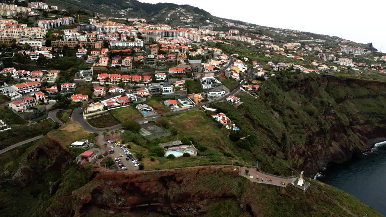 Sorvolo di Cristo Rei - Statua del Sacro Cuore e panorama cittadino a Garajau, Madeira, Caniço, Portogallo