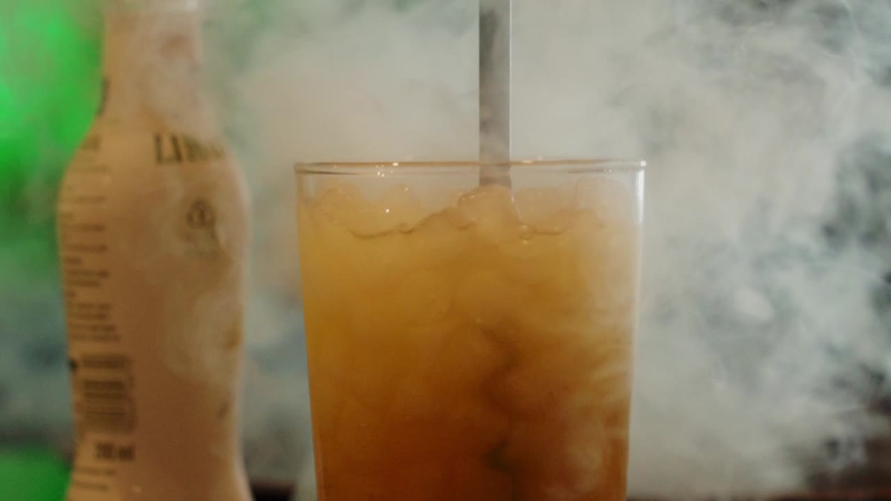 bebidas alcohólicas coloridas y cócteles en vaso con paja en fondo bokeh, niebla de humo en un club nocturno, bar, discoteca o pub - mojito, margarita, pina colada, sazerac, manhattan preparado por el camarero
