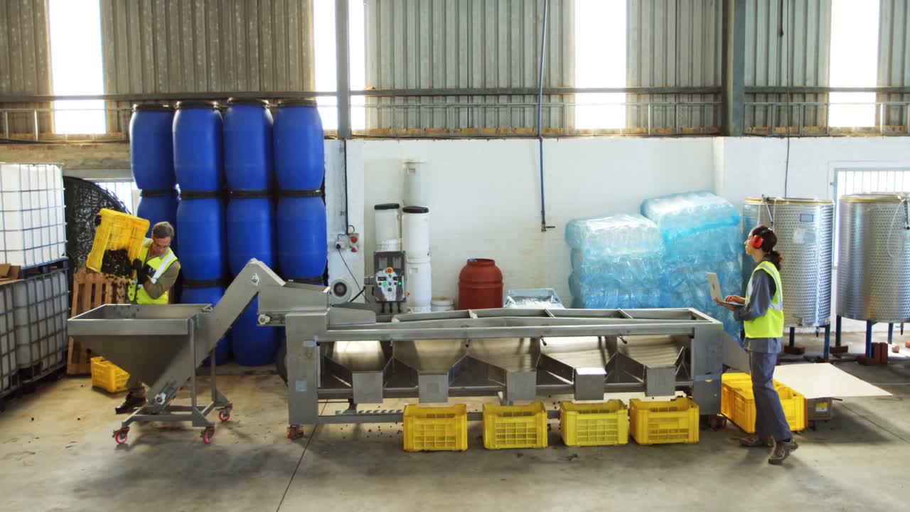 공장에서 일하는 노동자