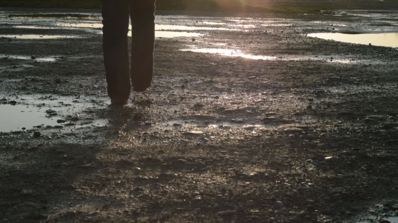 человек идет по одинокому пустырю на закате