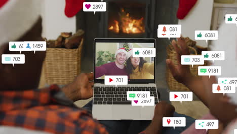 animación del procesamiento de datos de las redes sociales sobre un hombre afroamericano con una computadora portátil en navidad