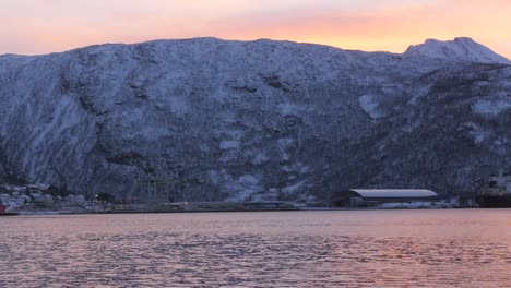 vista de la noche polar por la mañana sobre el círculo polar ártico con un enorme fiordo nevado durante la atmósfera del amanecer en el norte de noruega