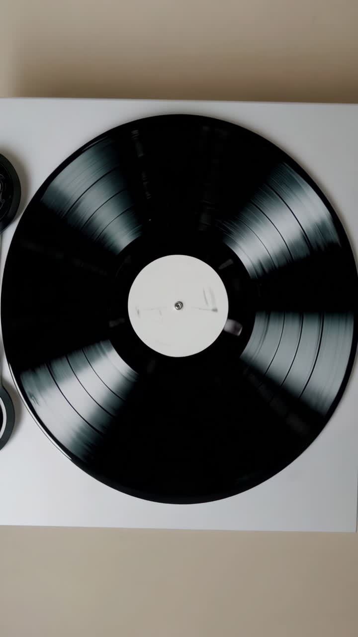 회전 테이블에 회전 비닐 레코드