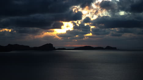 Timelapse-De-Nubes-Pasajeras-Con-Salida-Del-Sol-En-São-Lourenço-Madeira