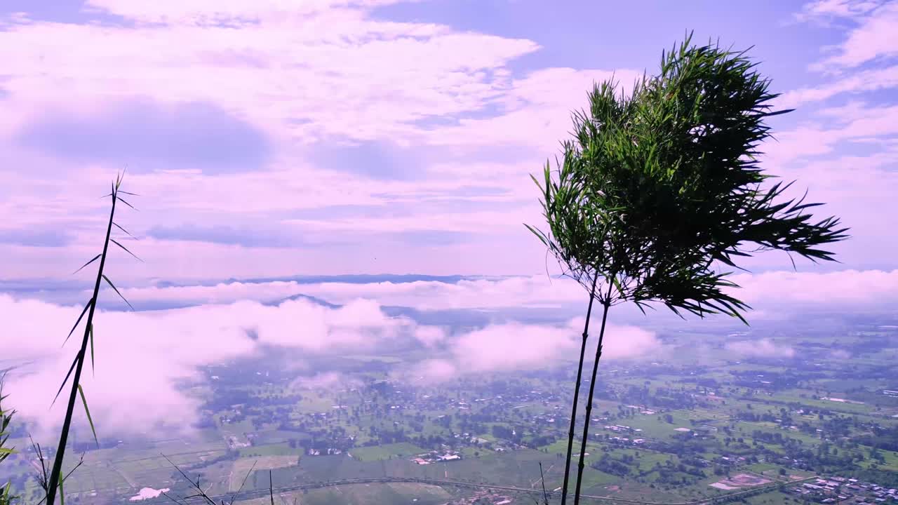 밝은 푸른 하늘에서 가운 하 구름이 날아 갔다. 태양의 뜨거운 여름 주, 4k 비디오