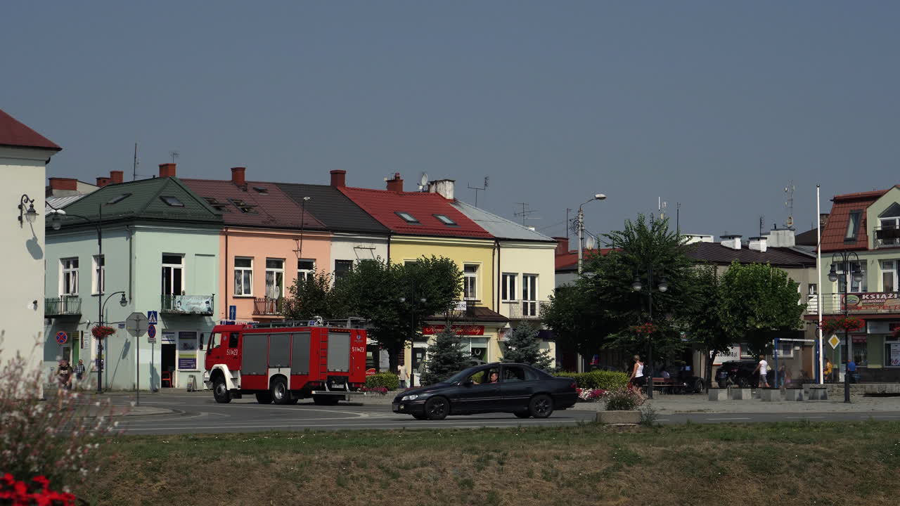 городская площадь с пожарной машиной в европейском городе