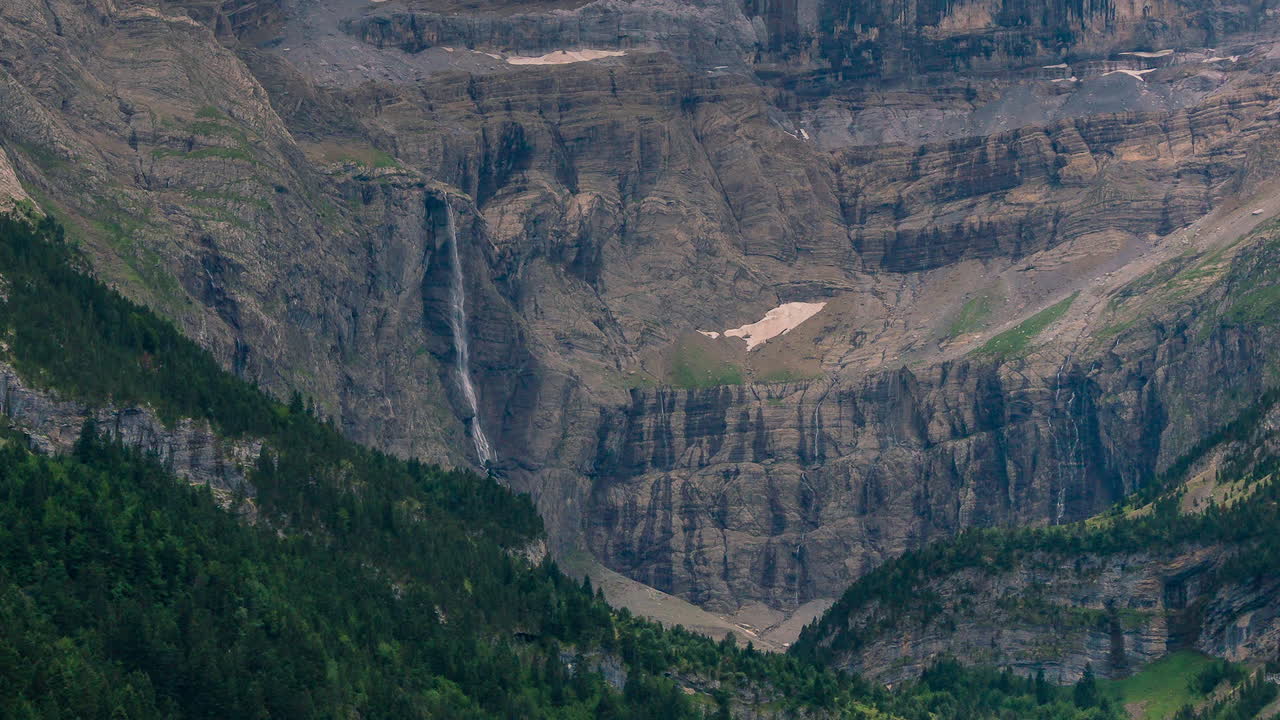 가바니 계곡의 일몰 시간경과, 전경으로 가바니의 작은 마을, 배경으로 큰 폭포