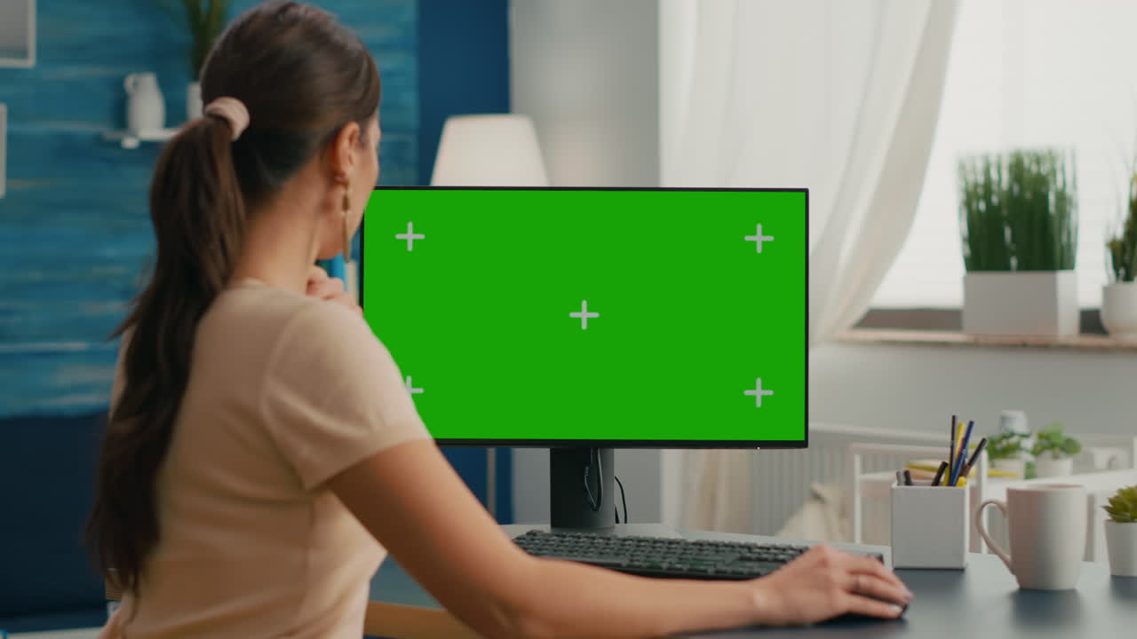 donna d'affari che cerca informazioni di marketing su internet