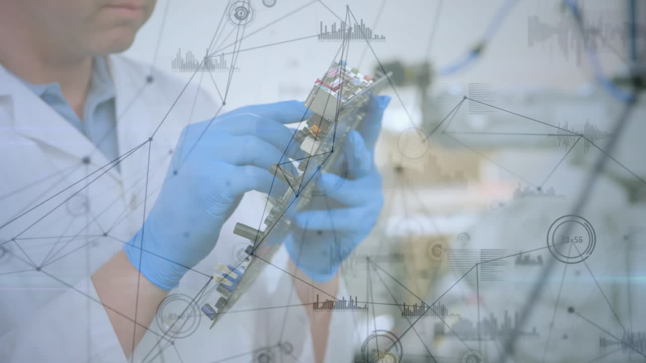 animación de la red de conexiones sobre el hombre caucásico reparando hardware de computadora