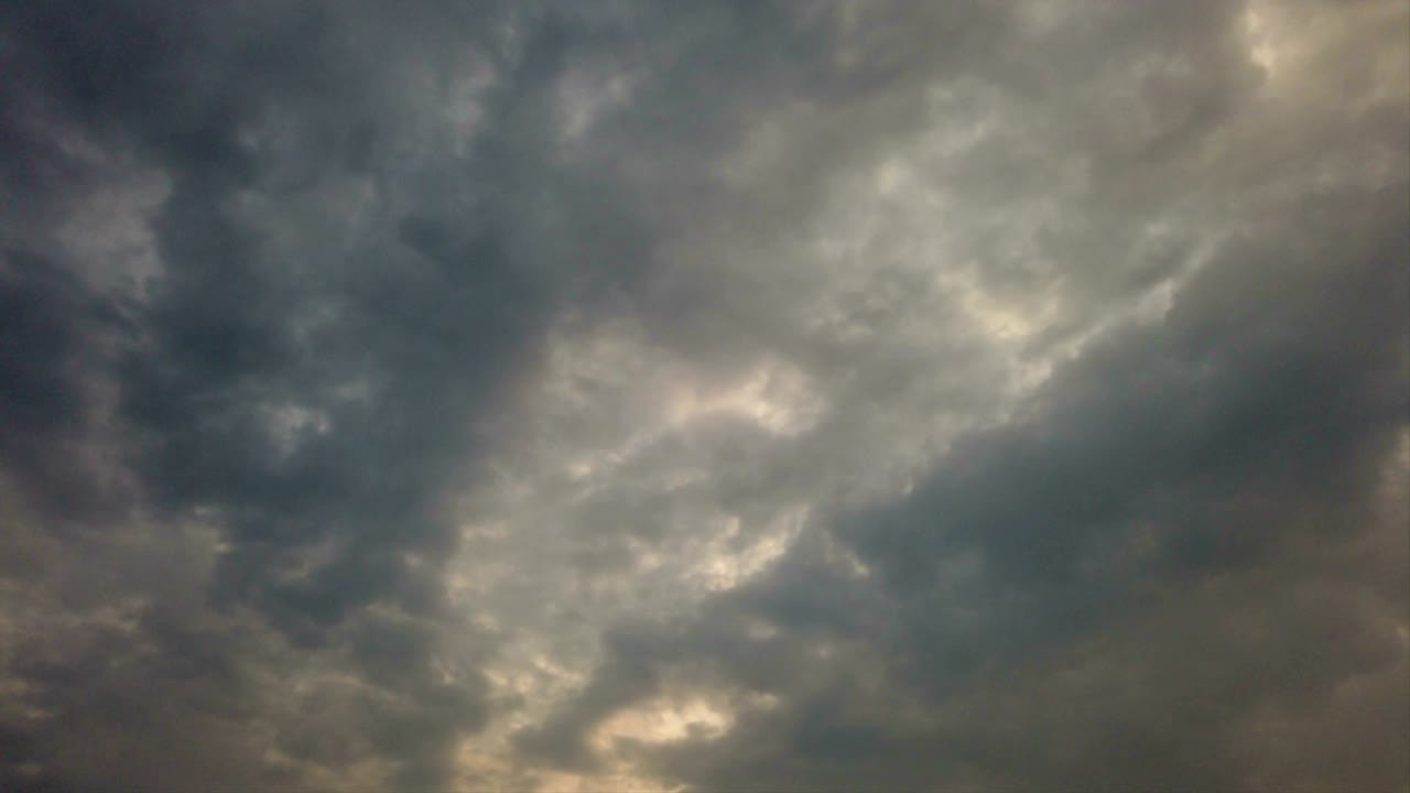 불길한 하늘은 천천히 떠다니는 회색 nimbostratus 구름의 층으로 여 있습니다.