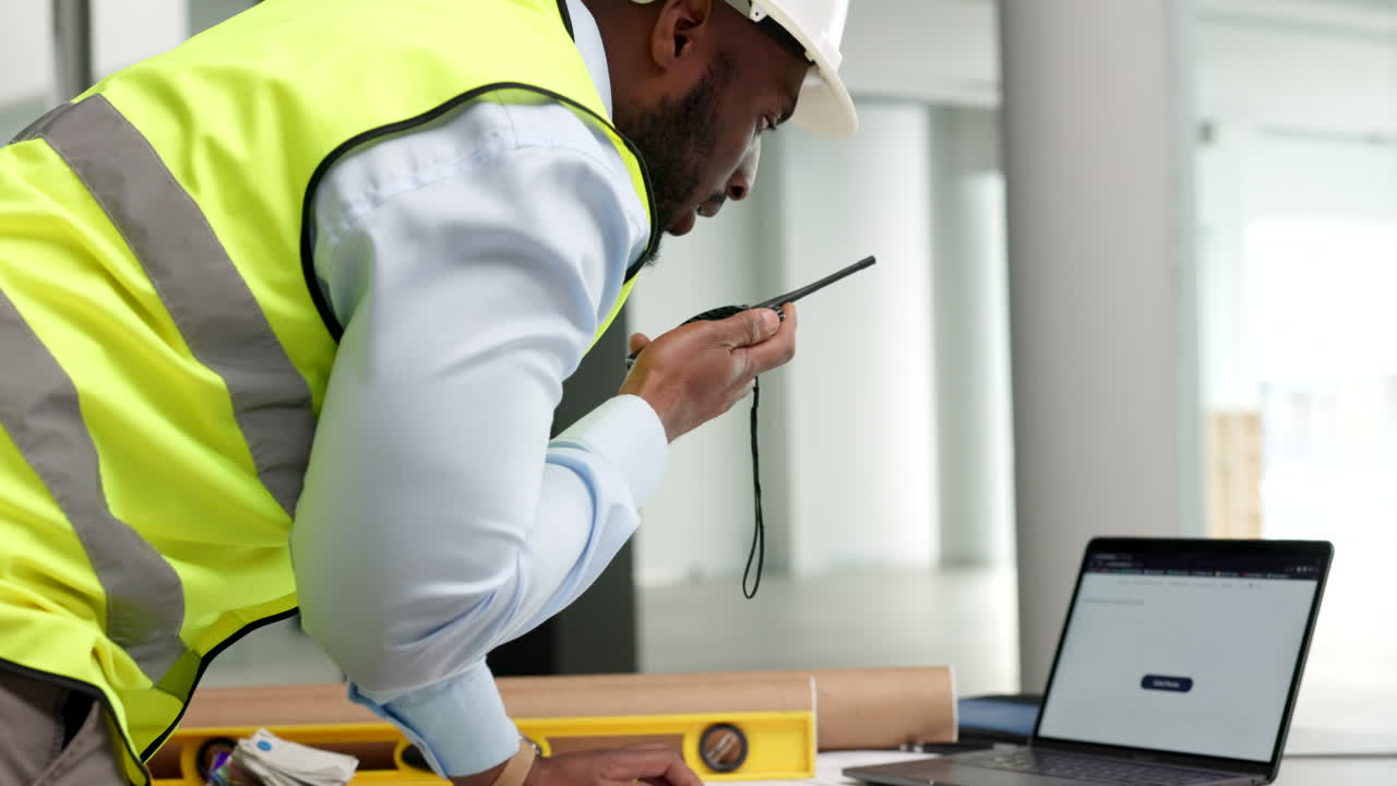 ingeniero ocupado hablando y trabajando en un proyecto