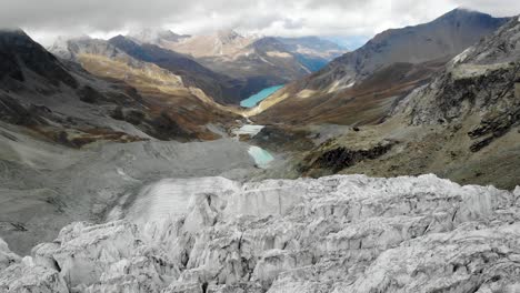 vista aérea sobre el borde del glaciar moiry cerca de grimenz en valais, suiza con la lengua glacial y el lago en el valle en el fondo de las grietas
