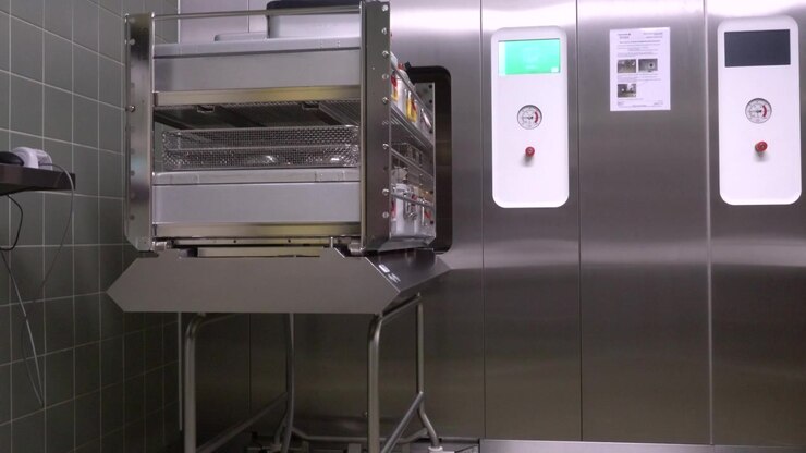 uno sterilizzatore apre la sua porta e scarica automaticamente il suo contenuto
