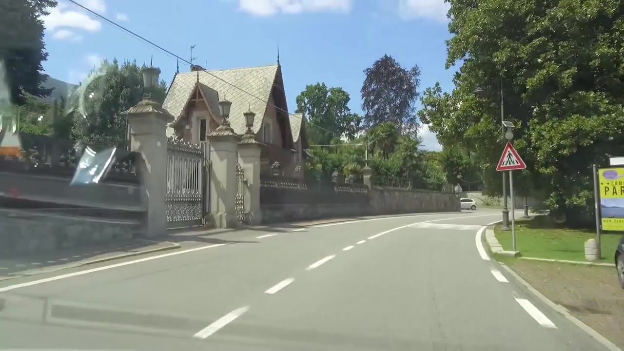 Jízda autem. Pohyb po silnici a natáčení z interiéru vozu směrem dopředu. Cestování a pocit svobody slunečného dne, jako je ten dnešní!