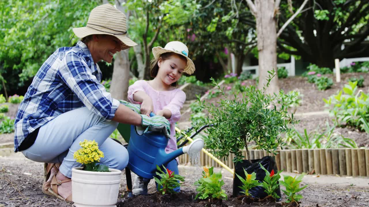 madre e hija en el jardín