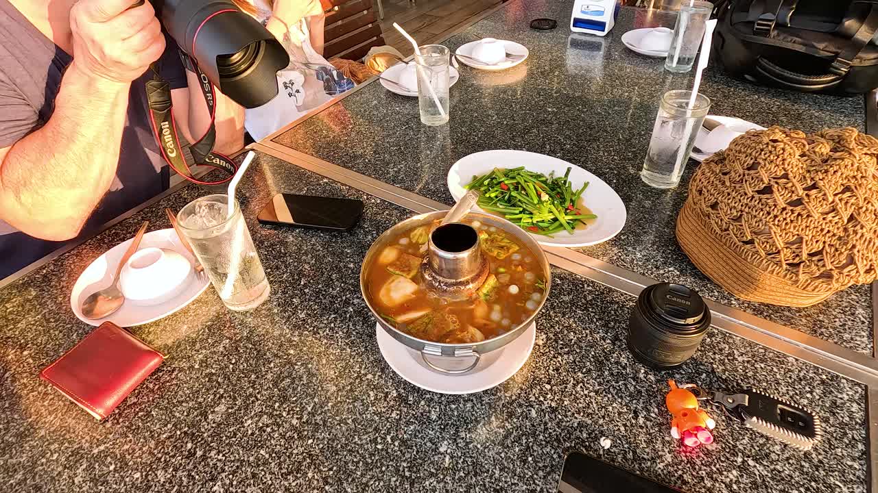 전통적인 태국 음식으로 식사를 즐기고 있습니다.